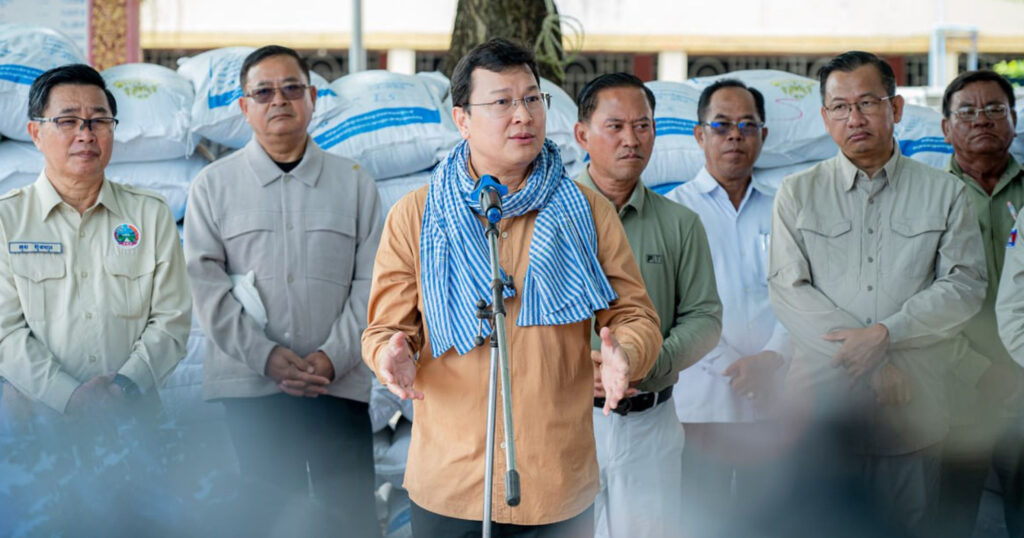 ឯកឧត្តមរដ្ឋមន្រ្តី ឌិត ទីណា បានអញ្ជើញនាំយកស្រូវពូជក្រោមកម្មវិធីប្រព័ន្ធស្បៀងបម្រុងរបស់រាជរដ្ឋាភិបាល ដើម្បីចែកជូនពុកម៉ែបងប្អូនប្រជាកសិករ នៅខេត្តតាកែវ