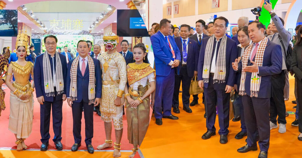 រដ្ឋមន្ត្រី ហួត ហាក់ អញ្ជើញទស្សនាស្តង់នានា ពន្លាទេសចរណ៍កម្ពុជា និងទាក់ទាញនៅទីក្រុងស៊ូចូវ ខេត្តជាំងស៊ូ