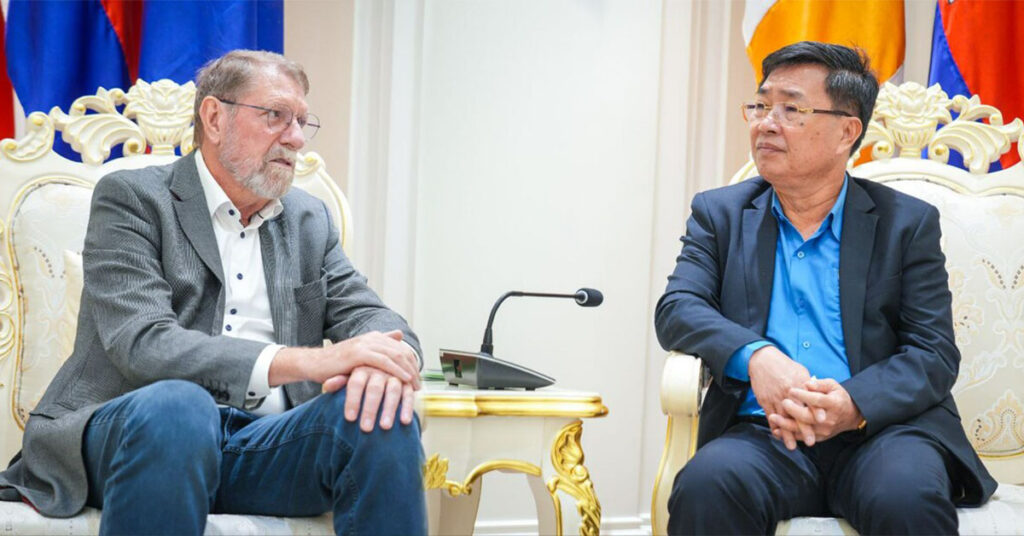 មន្ត្រីជាន់ខ្ពស់ក្រសួងកសិកម្ម ណែនាំដល់ក្រុមហ៊ុន FUCHS Gruppe ពិនិត្យលទ្ធភាពជួយគាំទ្រកសិករ និងសហគមន៍កសិកម្ម ក្នុងការ វិភាគជំងឺ និងសត្វល្អិតចង្រៃដោយឥតគិតថ្លៃ