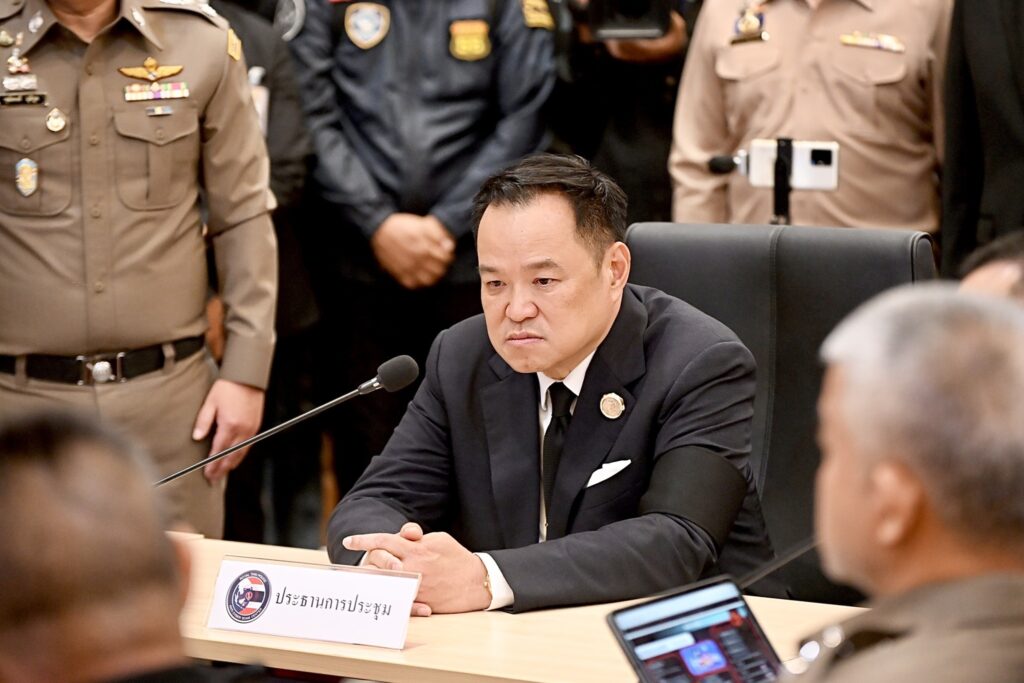 នាយករដ្ឋមន្ត្រីថៃប្រកាសលុបចោលគ្រប់ប្រតិបត្តិការទាក់ទងនឹងកម្ពុជា ក្រោយមានករណីទាហានថៃ ២នាក់ដើរជាន់មីននៅតំបន់ព្រំដែន