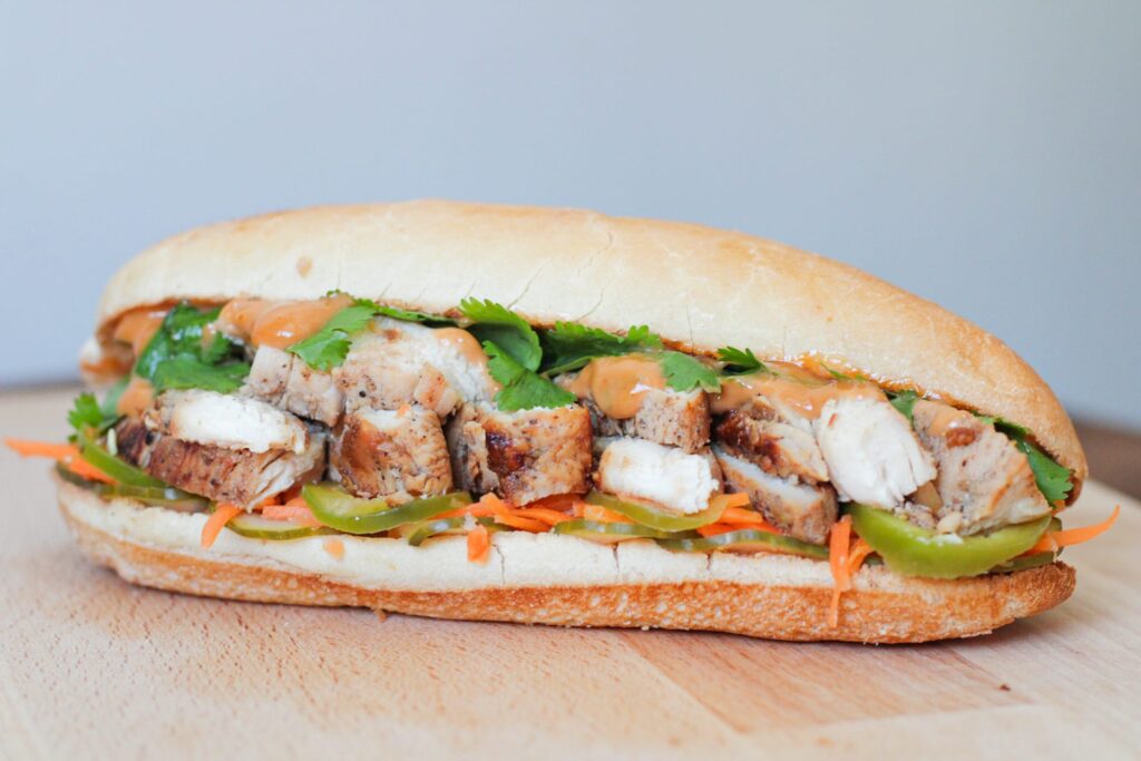 ពលរដ្ឋវៀតណាមជិត ៣០០នាក់ ត្រូវបញ្ជូនទៅមន្ទីរពេទ្យជាបន្ទាន់ ក្រោយពុលនំ​បុ័ងដាក់សាច់បែបវៀតណាម “បាញ់មី”