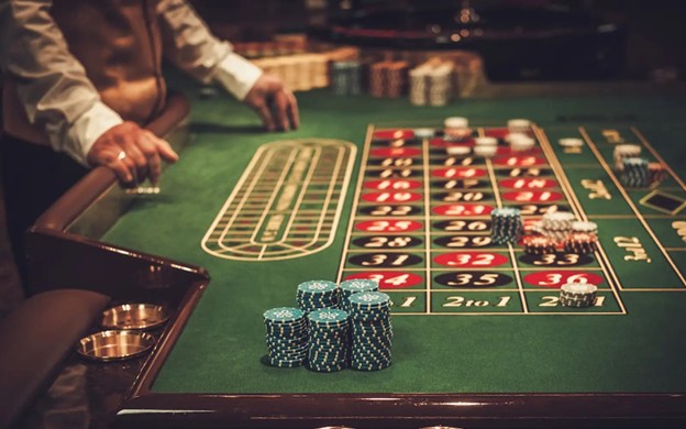 តុលាការវៀតណាម កាត់ទោសមន្ត្រីមូលដ្ឋាន ២រូប ឱ្យជាប់ពន្ធនាគារជាង ៣ឆ្នាំ ក្នុងសំណុំរឿងលេងល្បែងស៊ីសងមានតម្លៃជាទឹកប្រាក់សរុប ១០៦លានដុល្លារ