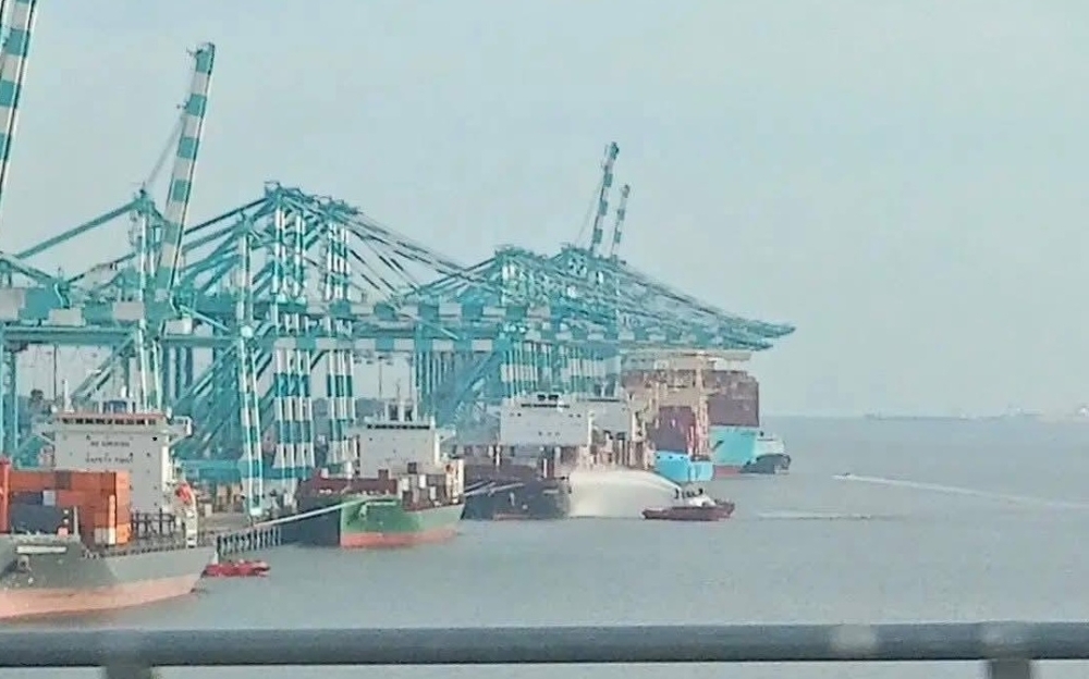 ឆេះកប៉ាល់ដឹកកុងតឺន័រមួយគ្រឿងនៅម៉ាឡេស៊ី បណ្តាលឱ្យមនុស្ស ៣នាក់បាត់បង់ជីវិត និង ៣នាក់រងរបួស