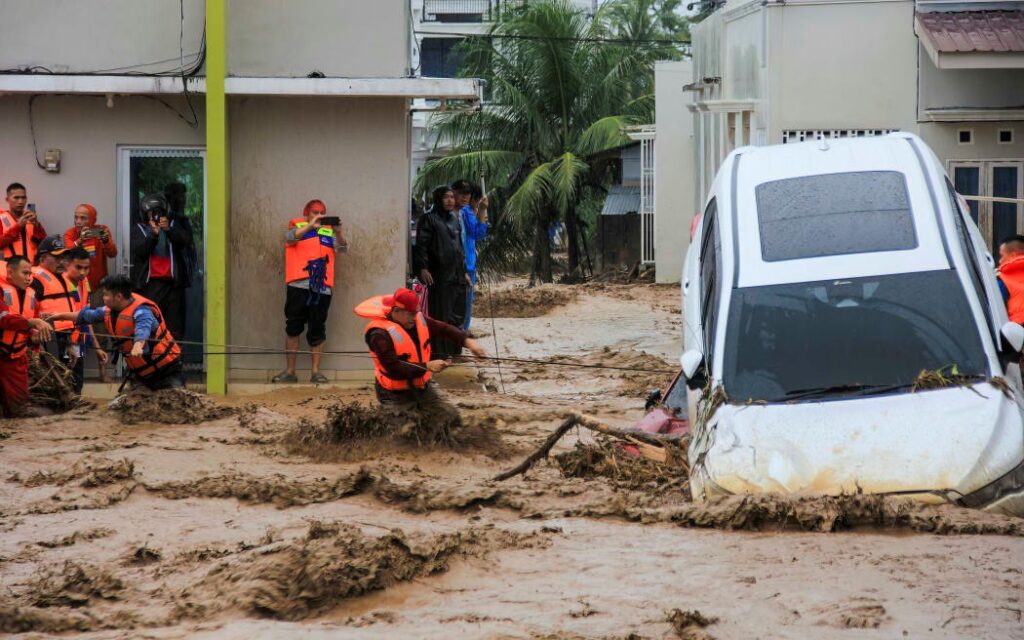 តួលេខអ្នកបាត់បង់ជីវិតដោយសារទឹកជំនន់នៅឥណ្ឌូណេស៊ី កើនឡើងដល់ ៣០៣នាក់​ និង ២៧៩នាក់កំពុងបាត់ខ្លួន