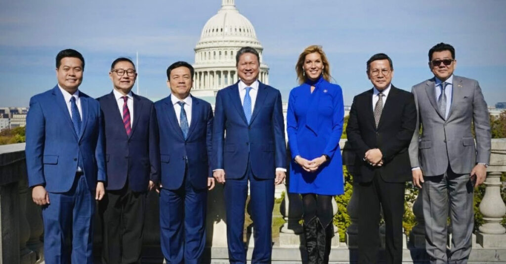 ថ្នាក់ដឹកនាំកម្ពុជា នាំយកវត្ថុអនុស្សាវរីយ៍ជាសំលៀកបំពាក់ប្រពៃណី ច្នៃអំពីសំពត់ហូលខ្មែរជូន សមាជិកសភាតំណាងរាស្ត្រសហរដ្ឋអាម៉េរិក