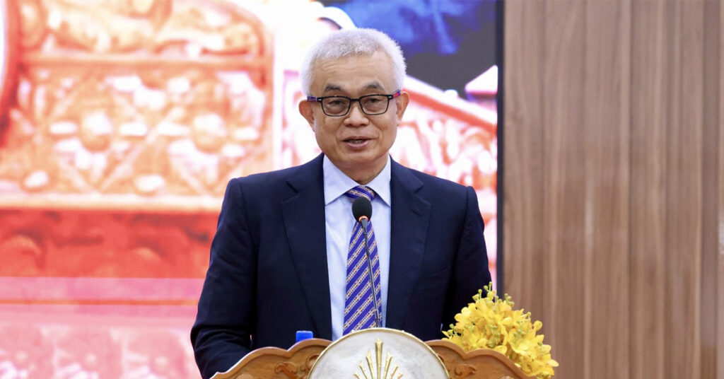 ក្របខណ្ឌគោលនយោបាយម៉ាក្រូសេដ្ឋកិច្ច និងគោលនយោបាយហិរញ្ញវត្ថុសម្រាប់ការរៀបចំសេចក្ដីព្រាងច្បាប់ ស្ដីពីហិរញ្ញវត្ថុសម្រាប់ការគ្រប់គ្រងឆ្នាំ ២០២៦ ត្រូវបានរៀបចំឡើង ក្នុងបរិការណ៍ដែលសេដ្ឋកិច្ចកម្ពុជា បន្តត្រូវបានហ៊ុមព័ទ្ធ ដោយអន្តរកាលនៃពហុវិបត្តិ