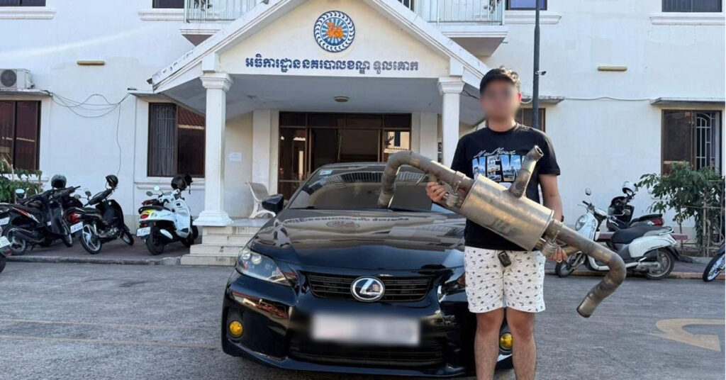 ឃាត់រថយន្តមួយគ្រឿង ប្រើប្រាស់បំពង់ស៊ីមុំាងកៃច្នៃខុសលក្ខណៈបច្ចេកទេស ដែលបង្កជាសំឡេងបំពងរំខាន និងធ្វើឱ្យបាត់បង់សណ្តាប់ធ្នាប់សាធារណៈ