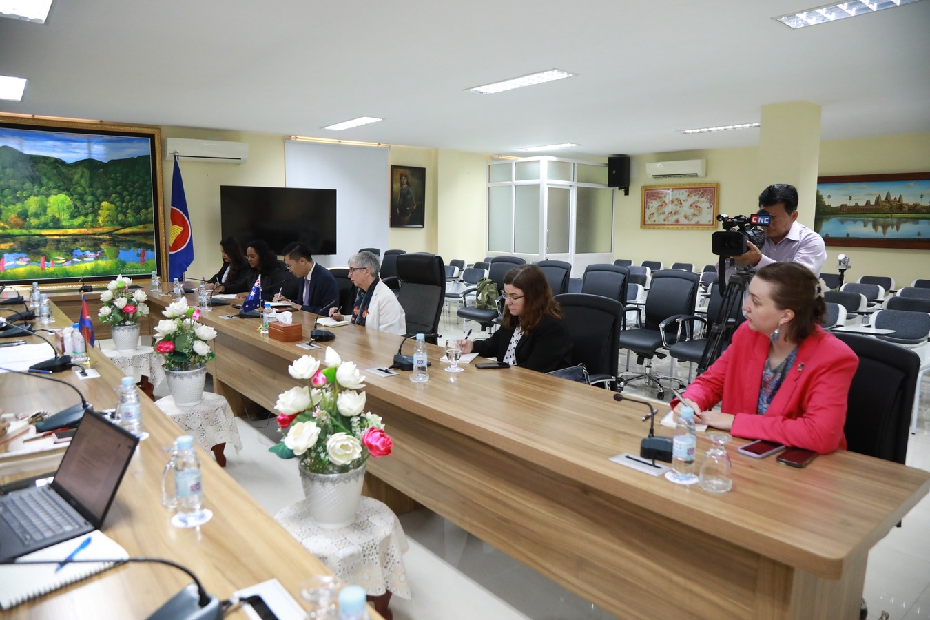 ការពិភាក្សាអំពីការអភិវឌ្ឍន៍សេដ្ឋកិច្ចស្ត្រី