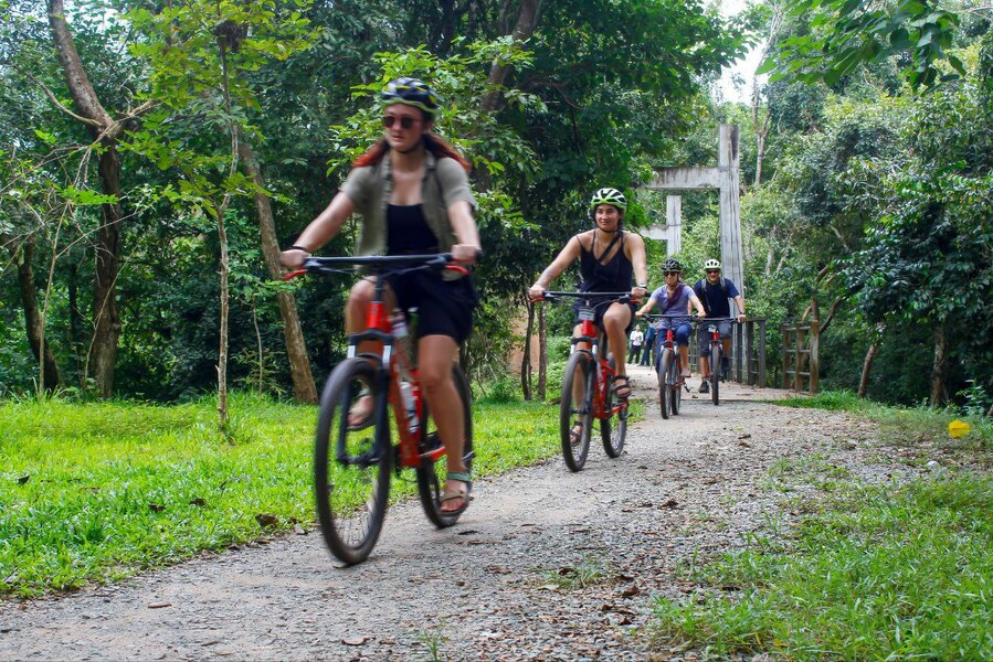 ទេសចរជិះកង់នៅអង្គរ