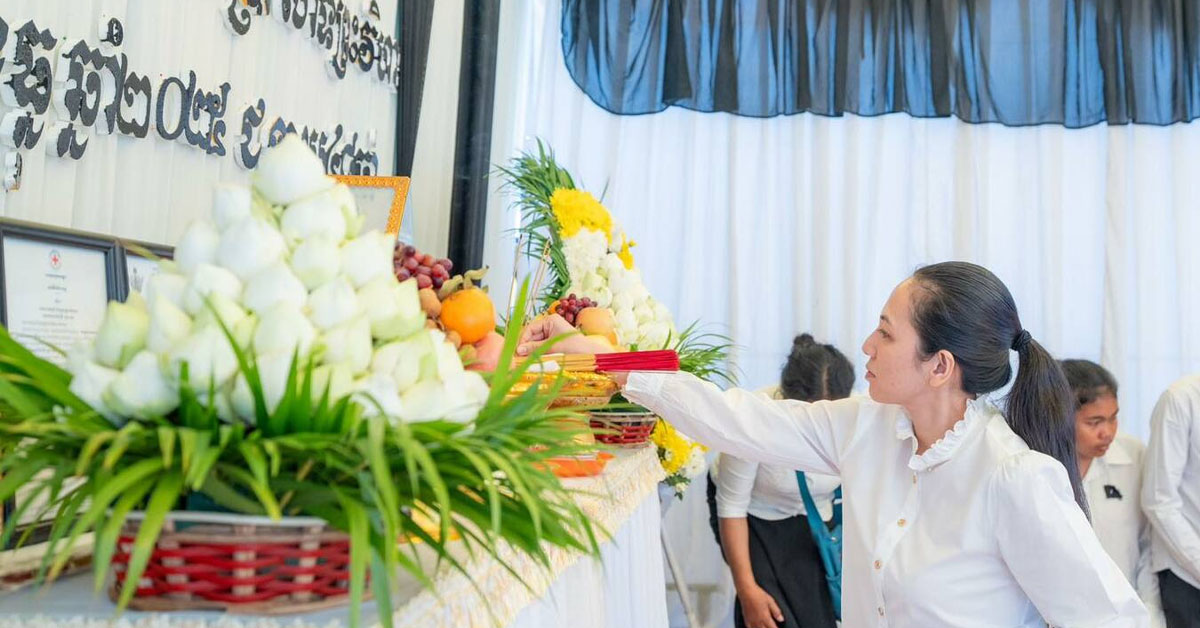 លោកជំទាវបណ្ឌិត ពេជ ចន្ទមុន្នី ហ៊ុនម៉ាណែត អញ្ជើញចូលរួមពិធីបុណ្យសព និងគោរពវិញ្ញាណក្ខន្ធរបស់វីរកងទ័ពពលី ដែលកំពុងធ្វើបុណ្យតាមប្រពៃណីនៅក្នុងទឹកដីខេត្តកំពង់ស្ពឺ