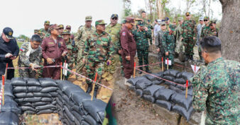 គណៈប្រតិភូអនុព័ន្ធយោធាបរទេស ប្រចាំកម្ពុជាចុះពិនិត្យជាក់ស្តែងនូវគ្រាប់សំណល់យុទ្ធភណ្ឌមិនទាន់ផ្ទុះ ដែលបានបន្សល់ពីសកម្មភាពវាយប្រហាររបស់យោធាឈ្លានពានថៃ