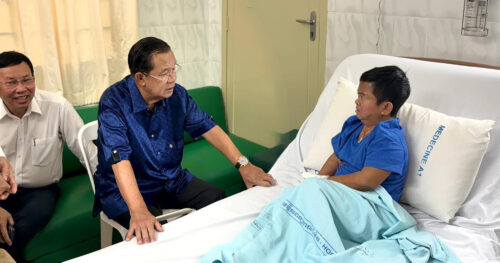 សម្ដេចតេជោ ហ៊ុន សែន អញ្ជើញសួរសុខទុក្ខតារាកំប្លែងនាយក្រិន ដែលកំពុងសម្រាកព្យាបាលជំងឺ និងណែនាំអោយរៀបចំដល់កូនៗទាំងបីរបស់នាយក្រិនអោយបានចូលរៀនវិញ