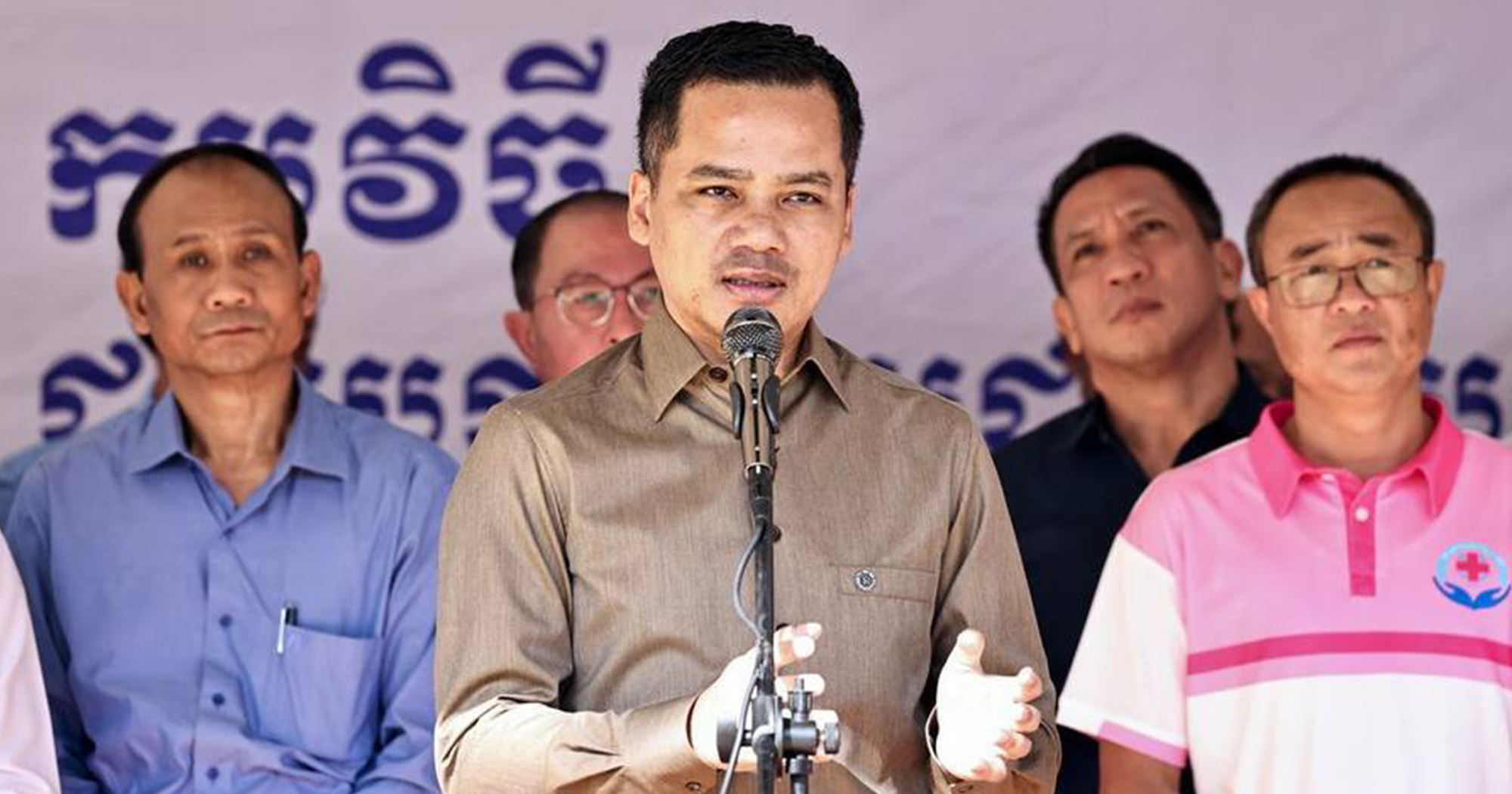 ឯកឧត្ដមអភិសន្តិបណ្ឌិត ស សុខា កោតសរសើរក្រុមគ្រូពេទ្យស្ម័គ្រចិត្ត ដែលបន្តខិតខំព្យាបាលពលរដ្ឋ ក្រោយដកឃ្លាមួយរយៈ ក្នុងកាលៈទេសៈកម្ពុជារងការឈ្លានពានពីយោធាថៃ