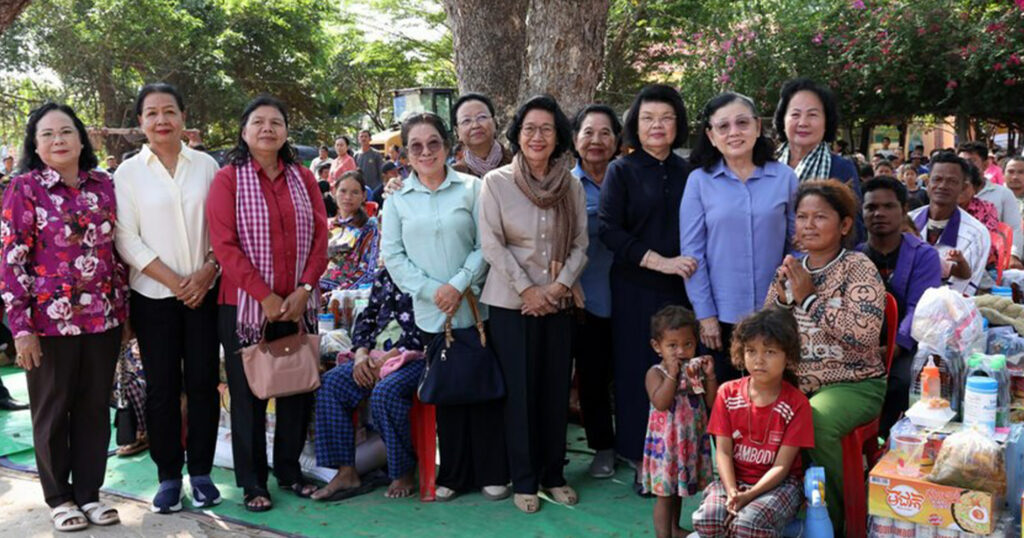 សម្តេចប្រធានរដ្ឋសភា យកឱកាស ទិវាអន្តរជាតិនារី ៨ មីនា លើកទី១១៥ ជួបសំណេះសំណាលនិងចែកអំណោយជូនពលរដ្ឋភៀសសឹក ស្រុកក្រឡាញ់ និងស្រុកពួក ខេត្តសៀមរាប