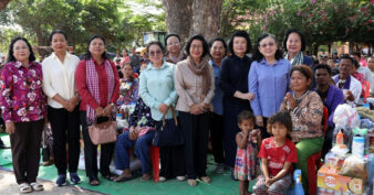 សម្តេចប្រធានរដ្ឋសភា យកឱកាស ទិវាអន្តរជាតិនារី ៨ មីនា លើកទី១១៥ ជួបសំណេះសំណាលនិងចែកអំណោយជូនពលរដ្ឋភៀសសឹក ស្រុកក្រឡាញ់ និងស្រុកពួក ខេត្តសៀមរាប