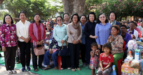 សម្តេចប្រធានរដ្ឋសភា យកឱកាស ទិវាអន្តរជាតិនារី ៨ មីនា លើកទី១១៥ ជួបសំណេះសំណាលនិងចែកអំណោយជូនពលរដ្ឋភៀសសឹក ស្រុកក្រឡាញ់ និងស្រុកពួក ខេត្តសៀមរាប