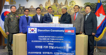 ឯកអគ្គរាជទូតកម្ពុជាប្រចាំសាធារណរដ្ឋកូរ៉េ ទទួល ជំនួយជាឱសថ ដើម្បីផ្តល់ជូនដល់កងទ័ពជួរមុខ និងជនភៀសសឹក ដែលរងការប៉ះពាល់ដោយសារសង្គ្រាមនៅតាមបណ្តោយព្រំដែនកម្ពុជា និងថៃ