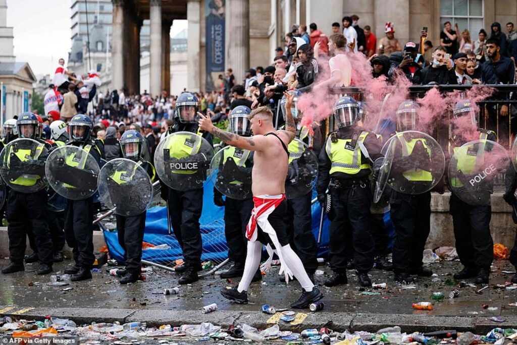 អង់គ្លេសនិងវែល ផ្តើមអនុវត្តច្បាប់តឹងរឹងចំពោះអ្នកចូលទស្សនាបាល់ទាត់ដោយគ្មានសំបុត្រ ដោយចាត់ទុកជា “បទល្មើសព្រហ្មទណ្ឌ”