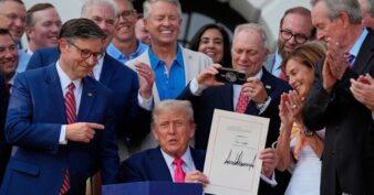 អាមេរិកនឹងបោះពុម្ពក្រដាសប្រាក់មានហត្ថលេខារបស់លោក ដូណាល់ ត្រាំ ដែលជាប្រវត្តិសាស្រ្តថ្មីក្នុងរយៈពេល ១៦៥ឆ្នាំចុងក្រោយនេះ