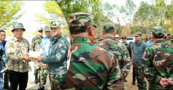 ឯកឧត្តម នាយឧត្តមសេនីយ៍ ទៀ សីហា ចុះសួរសុខទុក្ខ និងជូនពរកងកម្លាំងប្រដាប់អាវុធនៅសមរភូមិមុខទិសយោធភូមិភាគទី៥ នាឱកាសបុណ្យចូលឆ្នាំថ្មី