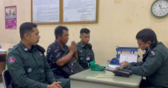 បុរសម្នាក់ដែលប្រើប្រាស់ពាក្យសម្ដីមិនសមរម្យទៅលើជនបរទេសម្នាក់ នៅក្បែររបងវត្តឧណ្ណាលោម ត្រូវបានកម្លាំងនគរបាលខណ្ឌដូនពេញ យកមកសួរនាំ និងសុំទោសជាសាធារណៈ