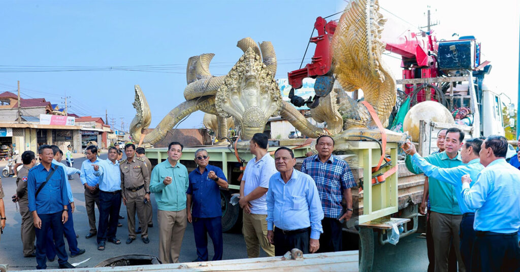 អភិបាលខេត្តកំពង់ចាម ចុះពិនិត្យវឌ្ឍនភាពការងារសាងសង់រូបសំណាកនាគព័ន្ធថ្មី ដែលមានទំងន់ ៨តោន