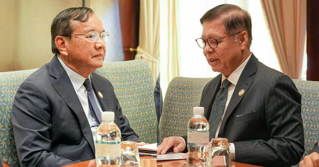 ឯកឧត្តមឧបនាយករដ្ឋមន្រ្តី ប្រាក់ សុខុន ឆ្លើយតបចំពោះសំណួរររបស់អ្នកសារព័ត៌មាន ជុំវិញជំនួបជាមួយ រដ្ឋមន្រ្តីការបរទេសថៃ នៅប្រទេសព្រុយណេដារូសាឡាម កាលពីថ្ងៃទី ២៧ ខែមេសា