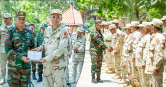 ឯកឧត្តម នាយឧត្តមសេនីយ៍ ទៀ សីហា ចុះសួរសុខទុក្ខ និងជូនពរជ័យសិរីសួស្តីដល់យោធិនដែលកំពុងបំពេញបេសកកម្មនៅតាមបណ្តាកោះ-ឆ្នេរ នៃទិសយោធភូមិភាគទី៣ ក្នុងភូមិសាស្រ្តខេត្តកោះកុង ខេត្តព្រះសីហនុ