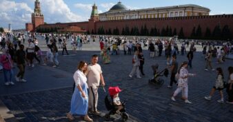 ស្រ្តីរុស្ស៊ីនាំគ្នាប្រឆាំងនឹងផែនការ “ព្យាបាលផ្លូវចិត្តដើម្បីឱ្យពួកគេនាងសម្រេចចិត្តយកកូន”