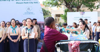 លោកជំទាវបណ្ឌិត ពេជ ចន្ទមុន្នី ផ្តល់អំណោយមនុស្សធម៌ដល់លោកតា លោកអុំ លោកពូធាក់ស៊ីក្លូចំនួន ៣៨៣នាក់ក្នុងឱកាសបុណ្យចូលឆ្នាំថ្មី