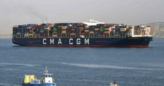 នាវារបស់បារាំងមួយគ្រឿងនិងរបស់ជប៉ុនមួយគ្រឿង​ បានបើកឆ្លងកាត់ច្រកសមុទ្រហ័រមូសដោយសុវត្ថិភាពជាលើកដំបូង