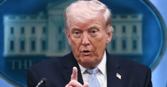 លោក ដូណាល់ ត្រាំ យល់ព្រមផ្អាកទម្លាក់គ្រាប់បែកលើអ៊ីរ៉ង់ ២សប្តាហ៍ ប្រសិនបើអ៊ីរ៉ង់បើកច្រកសមុទ្រហ័រមូសឡើងវិញ