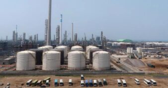 ប្តីប្រពន្ធជនជាតិចិនមួយគូ ត្រូវខាតបង់ប្រាក់ ១,៤ពាន់លានដុល្លារ ក្រោយអាមេរិកដាក់ទណ្ឌកម្មលើក្រុមហ៊ុនប្រេងចិនដែលមានទំនាក់ទំនងជាមួយអ៊ីរ៉ង់