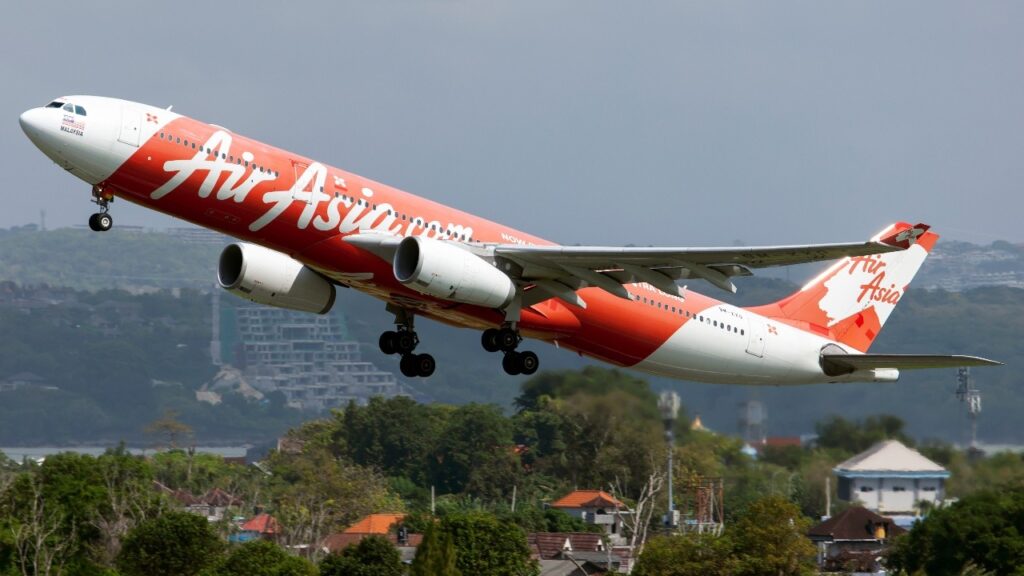 ក្រុមហ៊ុន AirAsia ​​​​​​​​​​​​​​​​​​​​​​​​​​​​​​ប្រកាសដំឡើងថ្លៃសំបុត្រយន្តហោះ ដោយសារវិបត្តិប្រេងឥន្ទនៈសកល