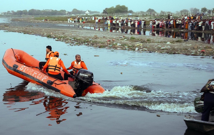 ទូកមួយគ្រឿងបានបើកទៅបុកស្ពាននៅឥណ្ឌា បណ្តាលឱ្យមនុស្ស​ ១០នាក់បាត់បង់ជីវិត និងជាច្រើននាក់កំពុងបាត់ខ្លួន