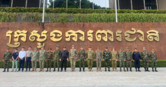 ក្រសួងការពារជាតិ នាំក្រុមអនុព័ន្ធយោធាបរទេស ចុះពិនិត្យស្ថានភាពព្រំដែនកម្ពុជា-ថៃ