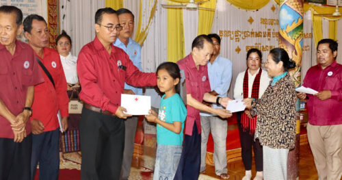 សម្តេចកិត្តិព្រឹទ្ធបណ្ឌិតប្រធានកាកបាទក្រហមកម្ពុជា បានជួយអំណោយមនុស្សធម៌ ដល់ពលរដ្ឋរងគ្រោះ ដោយខ្យល់កន្ត្រាក់ ៣០គ្រួសារ នៅស្រុកកំពង់សៀម