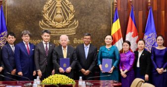 ពិធីចុះហត្ថលេខាលើកិច្ចព្រមព្រៀងរវាងក្រសួងអប់រំ យុវជន និងកីឡា និងសមាគមអន្តរជាតិវិទ្យាសាស្ត្រ និងសុវត្ថិភាពចរាចរណ៍ (IATSS) នៃប្រទេសជប៉ុន ដើម្បីលើកកម្ពស់ការយល់ដឹងអំពីសុវត្ថិភាពចរាចរណ៍