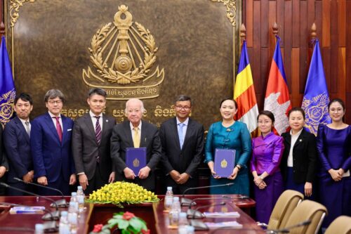 ពិធីចុះហត្ថលេខាលើកិច្ចព្រមព្រៀងរវាងក្រសួងអប់រំ យុវជន និងកីឡា និងសមាគមអន្តរជាតិវិទ្យាសាស្ត្រ និងសុវត្ថិភាពចរាចរណ៍ (IATSS) នៃប្រទេសជប៉ុន ដើម្បីលើកកម្ពស់ការយល់ដឹងអំពីសុវត្ថិភាពចរាចរណ៍