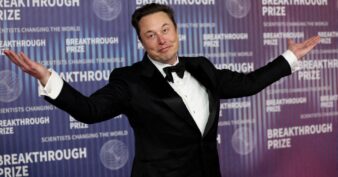 លោក Elon Musk បានក្លាយជាមហាសេដ្ឋីលុយទី្រលានដំបូងគេនៅលើពិភពលោក ជាមួយទ្រព្យសម្បត្តិសរុប ១,១១ទ្រីលានដុល្លារ