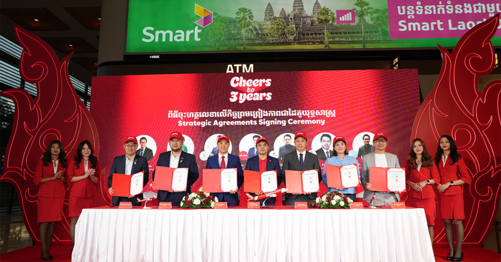Smart Axiata និង AirAsia សហការដើម្បីបង្កើនភាពងាយស្រួលដល់ទេសចរណ៍ក្នុងការធ្វើដំណើរ និងភ្ជាប់ទំនាក់ទំនងក្នុងប្រទេសកម្ពុជា